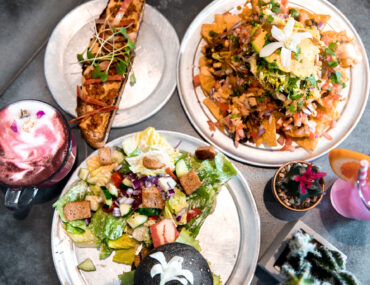 10 BEST PLACES TO EAT ON THE BIG ISLAND - Big Island Food, Big Island Travel tips, Big island tips, best places to eat on the big island | Wanderlustyle.com