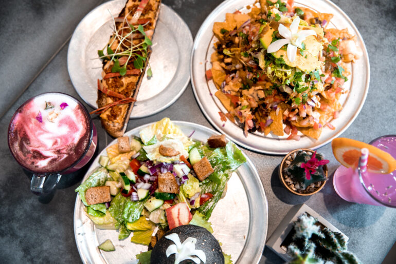 10 BEST PLACES TO EAT ON THE BIG ISLAND - Big Island Food, Big Island Travel tips, Big island tips, best places to eat on the big island | Wanderlustyle.com